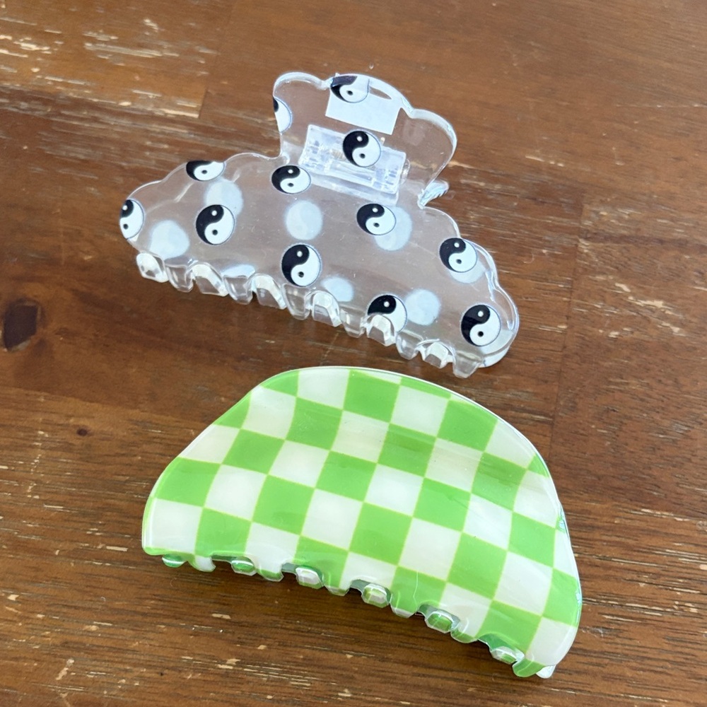 2 claw clips